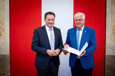 Herr Bundesminister Norbert Totschnig verlieh verschiedene Ehrenzeichen sowie auch Berufstitel im Marmorsaal im Regierungsgeb&auml;ude am Stubenring.