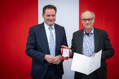 Herr Bundesminister Norbert Totschnig verlieh verschiedene Ehrenzeichen sowie auch Berufstitel im Marmorsaal im Regierungsgeb&auml;ude am Stubenring.
