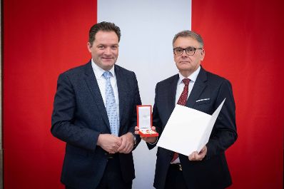 Herr Bundesminister Norbert Totschnig verlieh verschiedene Ehrenzeichen sowie auch Berufstitel im Marmorsaal im Regierungsgeb&auml;ude am Stubenring.