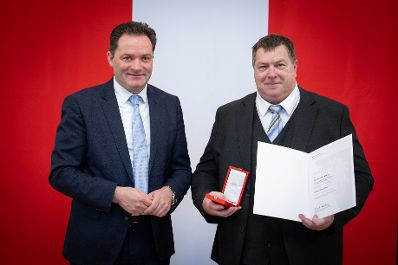 Herr Bundesminister Norbert Totschnig verlieh verschiedene Ehrenzeichen sowie auch Berufstitel im Marmorsaal im Regierungsgeb&auml;ude am Stubenring.