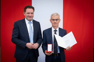 Herr Bundesminister Norbert Totschnig verlieh verschiedene Ehrenzeichen sowie auch Berufstitel im Marmorsaal im Regierungsgeb&auml;ude am Stubenring.