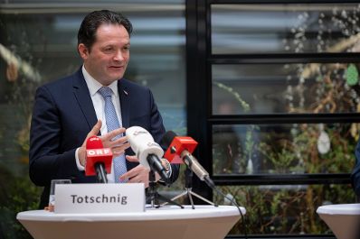 Vor zwei Jahren nahm das im Bundesministerium f&uuml;r Land- und Forstwirtschaft, Regionen und Wasserwirtschaft angesiedelte Fairness-B&uuml;ro seine Arbeit auf. Landwirtschaftsminister Norbert Totschnig stellte am 12.3.2024 mit Dr. Johannes Abentung, dem Leiter des Fairness-B&uuml;ros, den T&auml;tigkeitsbericht 2023 vor. Dieser zeigt: Das starke Ungleichgewicht in der Lebensmittelkette hat sich durch eine Vervielfachung an Beschwerden im Jahr 2023 best&auml;tigt.