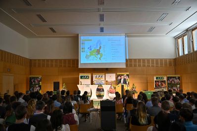 Herr Bundesminister Norbert Totschnig besuchte die LFS St. Andr&auml;. Er hielt f&uuml;r die Sch&uuml;lerinnen und Sch&uuml;ler einen Vortrag &uuml;ber den Aufbau der Europ&auml;ischen Union und stelle sich danach spannenden Fragen der Sch&uuml;lerinnen und Sch&uuml;lern.