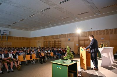 Herr Bundesminister Norbert Totschnig besuchte die LFS St. Andr&auml;. Er hielt f&uuml;r die Sch&uuml;lerinnen und Sch&uuml;ler einen Vortrag &uuml;ber den Aufbau der Europ&auml;ischen Union und stelle sich danach spannenden Fragen der Sch&uuml;lerinnen und Sch&uuml;lern.