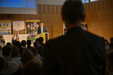 Herr Bundesminister Norbert Totschnig besuchte die LFS St. Andr&auml;. Er hielt f&uuml;r die Sch&uuml;lerinnen und Sch&uuml;ler einen Vortrag &uuml;ber den Aufbau der Europ&auml;ischen Union und stelle sich danach spannenden Fragen der Sch&uuml;lerinnen und Sch&uuml;lern.