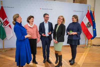 Mit 1.1.2024 startete das gr&ouml;&szlig;te Moorprojekt &Ouml;sterreichs mit dem Titel &bdquo;LIFE AMooRe &ndash; Austrian Moor Restoration&ldquo;. In einer Pressekonferenz wurde dem Projekt mit SCin M&ouml;rth, BM Gewessler, LR Zadra (V), LR.in Lackner (STMK) und LR.in Rosenkranz (N&Ouml;) offiziell der Startschuss gegeben.