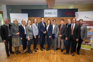 Herr Bundesminister Norbert Totschnig bei der Projektvorstellung Reallabor Holzgas in Zeltweg.