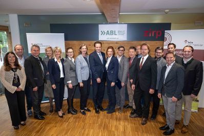 Herr Bundesminister Norbert Totschnig bei der Projektvorstellung Reallabor Holzgas in Zeltweg.