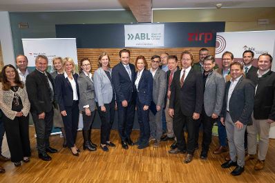 Herr Bundesminister Norbert Totschnig bei der Projektvorstellung Reallabor Holzgas in Zeltweg.