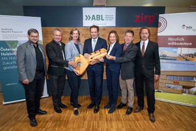 Herr Bundesminister Norbert Totschnig bei der Projektvorstellung Reallabor Holzgas in Zeltweg.
