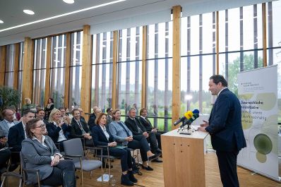 Herr Bundesminister Norbert Totschnig bei der Projektvorstellung Reallabor Holzgas in Zeltweg.