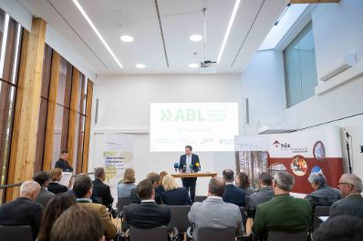 Herr Bundesminister Norbert Totschnig bei der Projektvorstellung Reallabor Holzgas in Zeltweg.