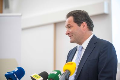 Herr Bundesminister Norbert Totschnig bei der Projektvorstellung Reallabor Holzgas in Zeltweg.