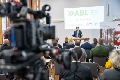 Herr Bundesminister Norbert Totschnig bei der Projektvorstellung Reallabor Holzgas in Zeltweg.