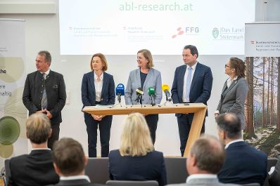 Herr Bundesminister Norbert Totschnig bei der Projektvorstellung Reallabor Holzgas in Zeltweg.