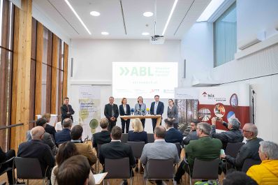 Herr Bundesminister Norbert Totschnig bei der Projektvorstellung Reallabor Holzgas in Zeltweg.