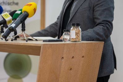 Herr Bundesminister Norbert Totschnig bei der Projektvorstellung Reallabor Holzgas in Zeltweg.