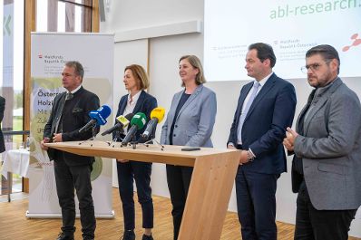 Herr Bundesminister Norbert Totschnig bei der Projektvorstellung Reallabor Holzgas in Zeltweg.