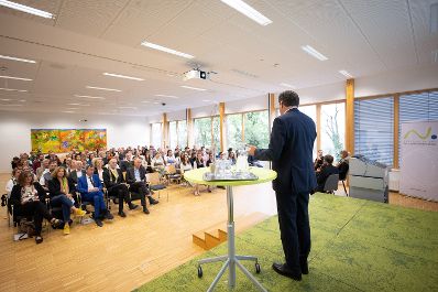 Bundesminister Norbert Totschnig nahm den Spatenstich f&uuml;r den Neubau des G&auml;rtnerhauses bei der Hochschule f&uuml;r Agrar- und Umweltp&auml;dagogik (HAUP) vor.