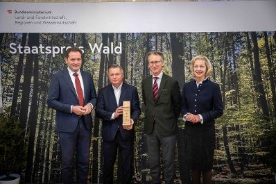 Mit dem &bdquo;Staatspreis Wald&ldquo; werden in sechs Kategorien Projekte ausgezeichnet, die Gro&szlig;es leisten. Es geht um die Balance zwischen Natur und Wirtschaft sowie die Weitsicht f&uuml;r kommende Generationen. Im Bild: der Sieger in der Kategorie &bdquo;Innovation&ldquo;, die palos GmbH der LIECO-Gruppe.