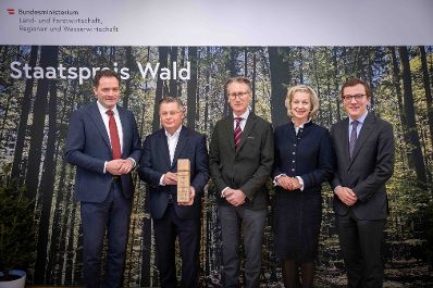 Mit dem &bdquo;Staatspreis Wald&ldquo; werden in sechs Kategorien Projekte ausgezeichnet, die Gro&szlig;es leisten. Es geht um die Balance zwischen Natur und Wirtschaft sowie die Weitsicht f&uuml;r kommende Generationen. Im Bild: der Sieger in der Kategorie &bdquo;Innovation&ldquo;, die palos GmbH der LIECO-Gruppe.