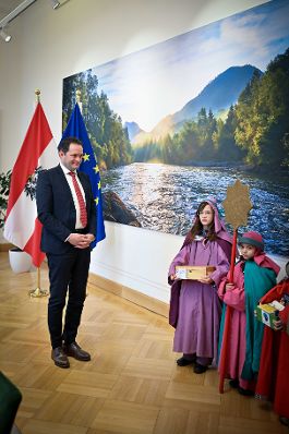Herr Bundesminister Norbert Totschnig erhielt am Anfang des Jahres einen Besuch der Sternsinger im Regierungsgeb&auml;ude am Stubenring.