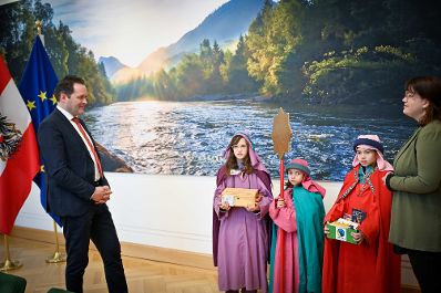 Herr Bundesminister Norbert Totschnig erhielt am Anfang des Jahres einen Besuch der Sternsinger im Regierungsgeb&auml;ude am Stubenring.