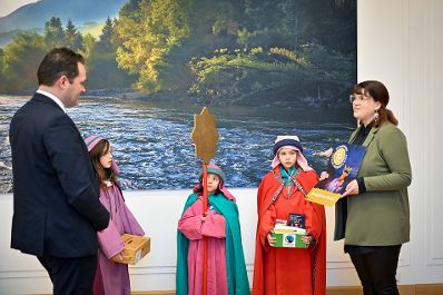Herr Bundesminister Norbert Totschnig erhielt am Anfang des Jahres einen Besuch der Sternsinger im Regierungsgeb&auml;ude am Stubenring.