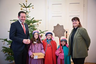 Herr Bundesminister Norbert Totschnig erhielt am Anfang des Jahres einen Besuch der Sternsinger im Regierungsgeb&auml;ude am Stubenring.