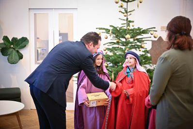 Herr Bundesminister Norbert Totschnig erhielt am Anfang des Jahres einen Besuch der Sternsinger im Regierungsgeb&auml;ude am Stubenring.
