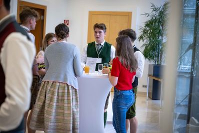 Anl&auml;sslich des &bdquo;Tags der Demokratie&ldquo; lud Bundesminister Norbert Totschnig Sch&uuml;lerinnen und Sch&uuml;ler zur Diskussion &uuml;ber die Grundlagen unseres Zusammenlebens in das BML.