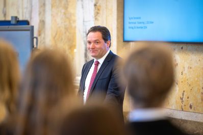 Anl&auml;sslich des &bdquo;Tags der Demokratie&ldquo; lud Bundesminister Norbert Totschnig Sch&uuml;lerinnen und Sch&uuml;ler zur Diskussion &uuml;ber die Grundlagen unseres Zusammenlebens in das BML.