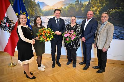 Auf der Valentinstour 2024 der &ouml;sterreichischen G&auml;rtner, Floristen und Blumengro&szlig;h&auml;ndler besuchten Sie auch Herrn Bundesminister Norbert Totschnig im Regierungsgeb&auml;ude am Stubenring.