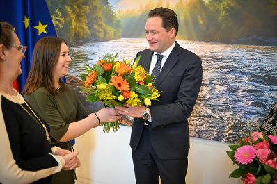 Auf der Valentinstour 2024 der &ouml;sterreichischen G&auml;rtner, Floristen und Blumengro&szlig;h&auml;ndler besuchten Sie auch Herrn Bundesminister Norbert Totschnig im Regierungsgeb&auml;ude am Stubenring.