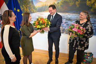 Auf der Valentinstour 2024 der &ouml;sterreichischen G&auml;rtner, Floristen und Blumengro&szlig;h&auml;ndler besuchten Sie auch Herrn Bundesminister Norbert Totschnig im Regierungsgeb&auml;ude am Stubenring.