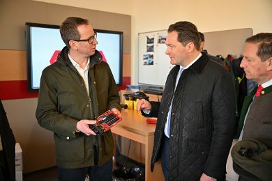 Im Laufe eines Bundesl&auml;ndertages besuchte Herr Bundesminister Norbert Totschnig die Konrad Forttechnik GmbH. Er bekam einen Eindruck der Produktion der Maschinen und durfte diese auch selbst testen.