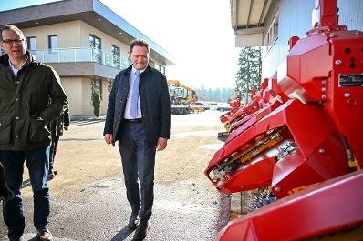 Im Laufe eines Bundesl&auml;ndertages besuchte Herr Bundesminister Norbert Totschnig die Konrad Forttechnik GmbH. Er bekam einen Eindruck der Produktion der Maschinen und durfte diese auch selbst testen.