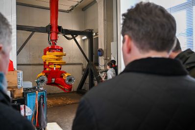 Im Laufe eines Bundesl&auml;ndertages besuchte Herr Bundesminister Norbert Totschnig die Konrad Forttechnik GmbH. Er bekam einen Eindruck der Produktion der Maschinen und durfte diese auch selbst testen.