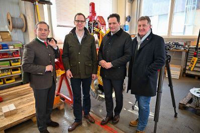Im Laufe eines Bundesl&auml;ndertages besuchte Herr Bundesminister Norbert Totschnig die Konrad Forttechnik GmbH. Er bekam einen Eindruck der Produktion der Maschinen und durfte diese auch selbst testen.