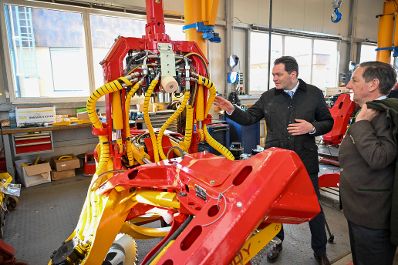 Im Laufe eines Bundesl&auml;ndertages besuchte Herr Bundesminister Norbert Totschnig die Konrad Forttechnik GmbH. Er bekam einen Eindruck der Produktion der Maschinen und durfte diese auch selbst testen.