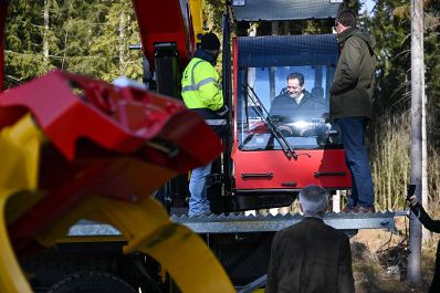 Im Laufe eines Bundesl&auml;ndertages besuchte Herr Bundesminister Norbert Totschnig die Konrad Forttechnik GmbH. Er bekam einen Eindruck der Produktion der Maschinen und durfte diese auch selbst testen.