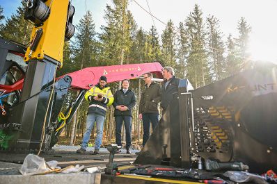 Im Laufe eines Bundesl&auml;ndertages besuchte Herr Bundesminister Norbert Totschnig die Konrad Forttechnik GmbH. Er bekam einen Eindruck der Produktion der Maschinen und durfte diese auch selbst testen.