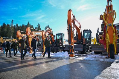 Im Laufe eines Bundesl&auml;ndertages besuchte Herr Bundesminister Norbert Totschnig die Konrad Forttechnik GmbH. Er bekam einen Eindruck der Produktion der Maschinen und durfte diese auch selbst testen.