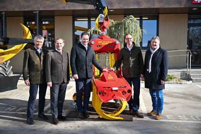 Im Laufe eines Bundesl&auml;ndertages besuchte Herr Bundesminister Norbert Totschnig die Konrad Forttechnik GmbH. Er bekam einen Eindruck der Produktion der Maschinen und durfte diese auch selbst testen.