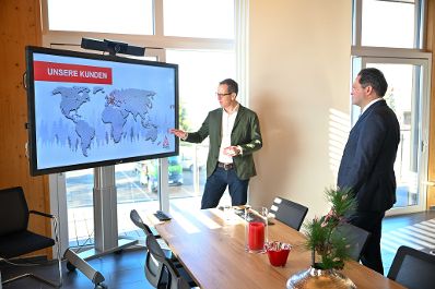 Im Laufe eines Bundesl&auml;ndertages besuchte Herr Bundesminister Norbert Totschnig die Konrad Forttechnik GmbH. Er bekam einen Eindruck der Produktion der Maschinen und durfte diese auch selbst testen.