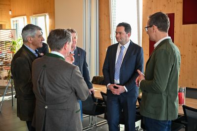 Im Laufe eines Bundesl&auml;ndertages besuchte Herr Bundesminister Norbert Totschnig die Konrad Forttechnik GmbH. Er bekam einen Eindruck der Produktion der Maschinen und durfte diese auch selbst testen.