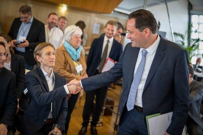 Zukunftsfitte Natur- und Lebensr&auml;ume: Beim Tag der Ressortforschung diskutierten Wissenschaftsvertreterinnen und -vertreter unter dem Motto &bdquo;Gestalten wir f&uuml;r morgen&ldquo; Chancen, Herausforderungen und M&ouml;glichkeiten im Bereich der Forschung. Er&ouml;ffnet wurde die Veranstaltung von Bundesminister Norbert Totschnig.