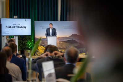 Zukunftsfitte Natur- und Lebensr&auml;ume: Beim Tag der Ressortforschung diskutierten Wissenschaftsvertreterinnen und -vertreter unter dem Motto &bdquo;Gestalten wir f&uuml;r morgen&ldquo; Chancen, Herausforderungen und M&ouml;glichkeiten im Bereich der Forschung. Er&ouml;ffnet wurde die Veranstaltung von Bundesminister Norbert Totschnig.