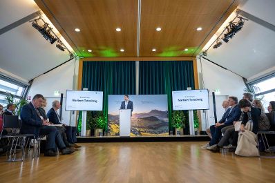 Zukunftsfitte Natur- und Lebensr&auml;ume: Beim Tag der Ressortforschung diskutierten Wissenschaftsvertreterinnen und -vertreter unter dem Motto &bdquo;Gestalten wir f&uuml;r morgen&ldquo; Chancen, Herausforderungen und M&ouml;glichkeiten im Bereich der Forschung. Er&ouml;ffnet wurde die Veranstaltung von Bundesminister Norbert Totschnig.