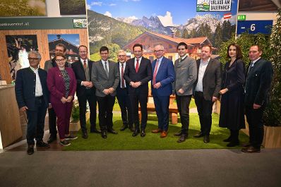 Herr Bundesminister Norbert Totschnig besuchte auch 2024 die internationale gr&uuml;ne Woche in Berlin. Um sich einen Eindruck der Messe zu machen, machte er einen Rundgang und besuchte die &ouml;sterreichischen Austellerinnen und Aussteller an ihren St&auml;nden.